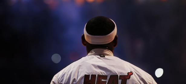 IM电竞下载-红牛二队险胜梅赛德斯，汉密尔顿惊艳四座，一场颠覆F1格局的经典战役