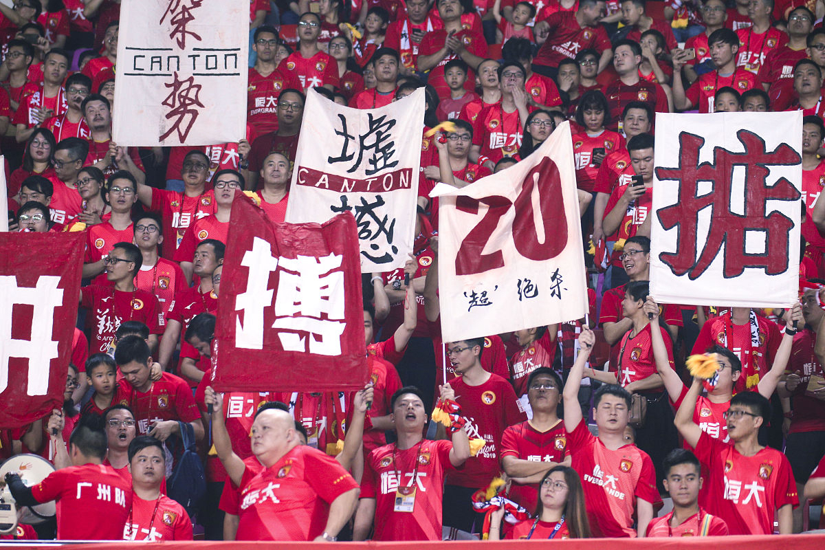 球迷助威声震现场，队伍士气高涨的简单介绍