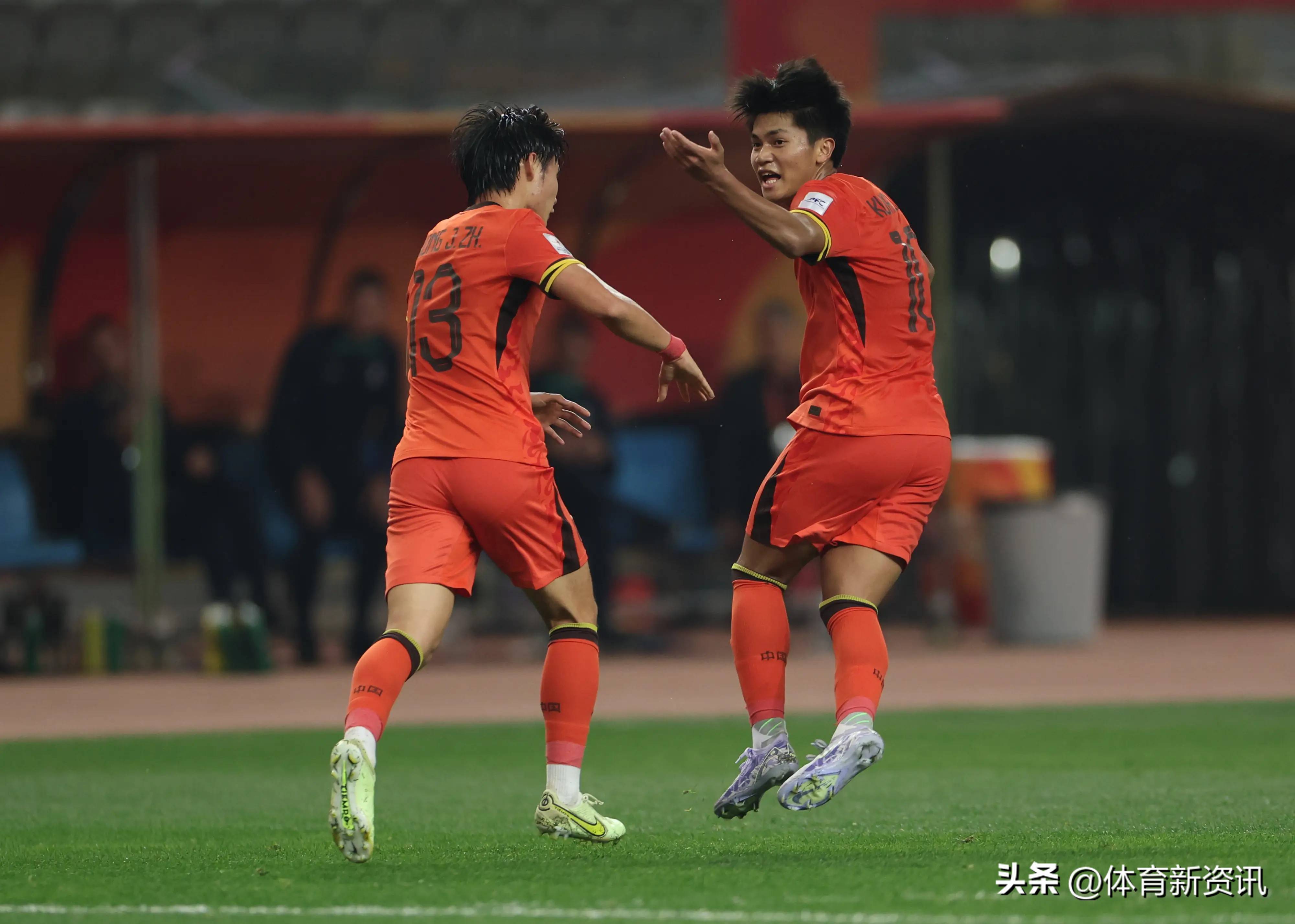 关于关键比赛时刻，球队士气高涨表现出色的信息