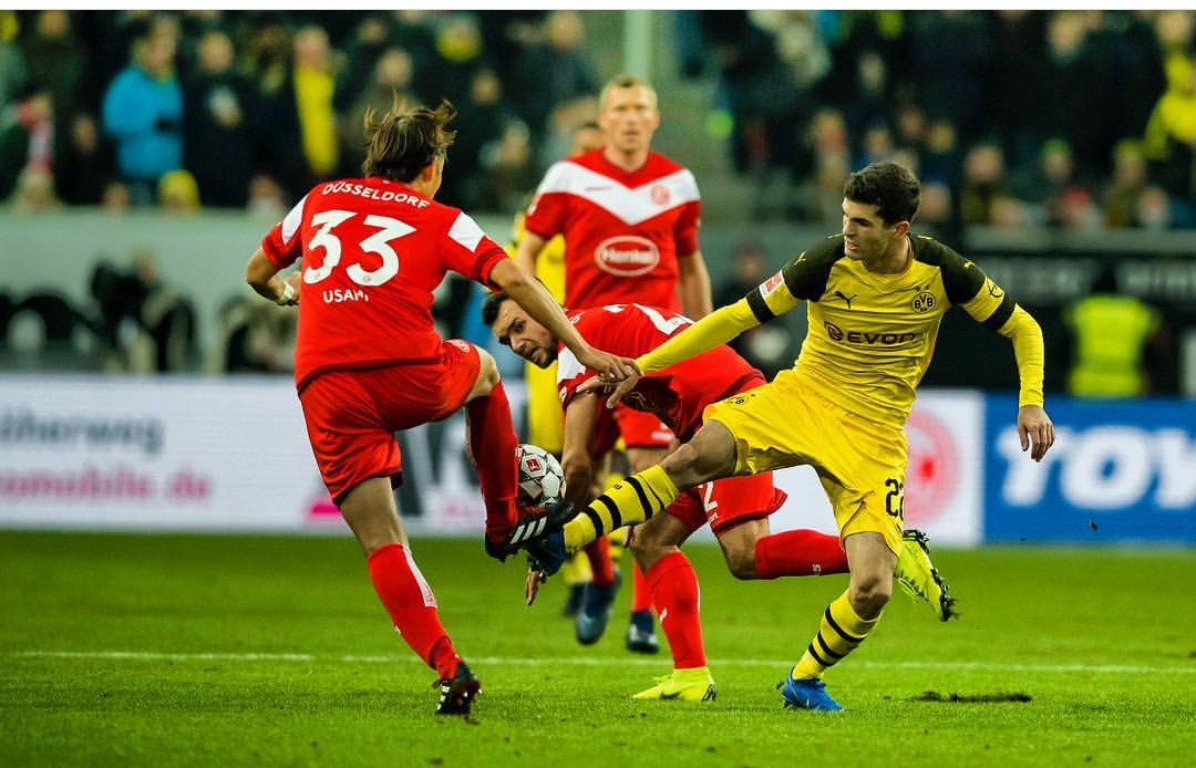 包含足球运动风靡全国，职业联赛成为焦点的词条