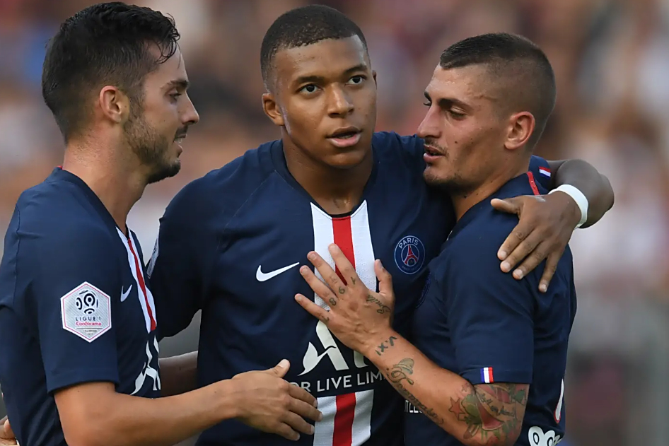 包含巴黎圣日耳曼客场对决亚眠，双方实力对比的词条