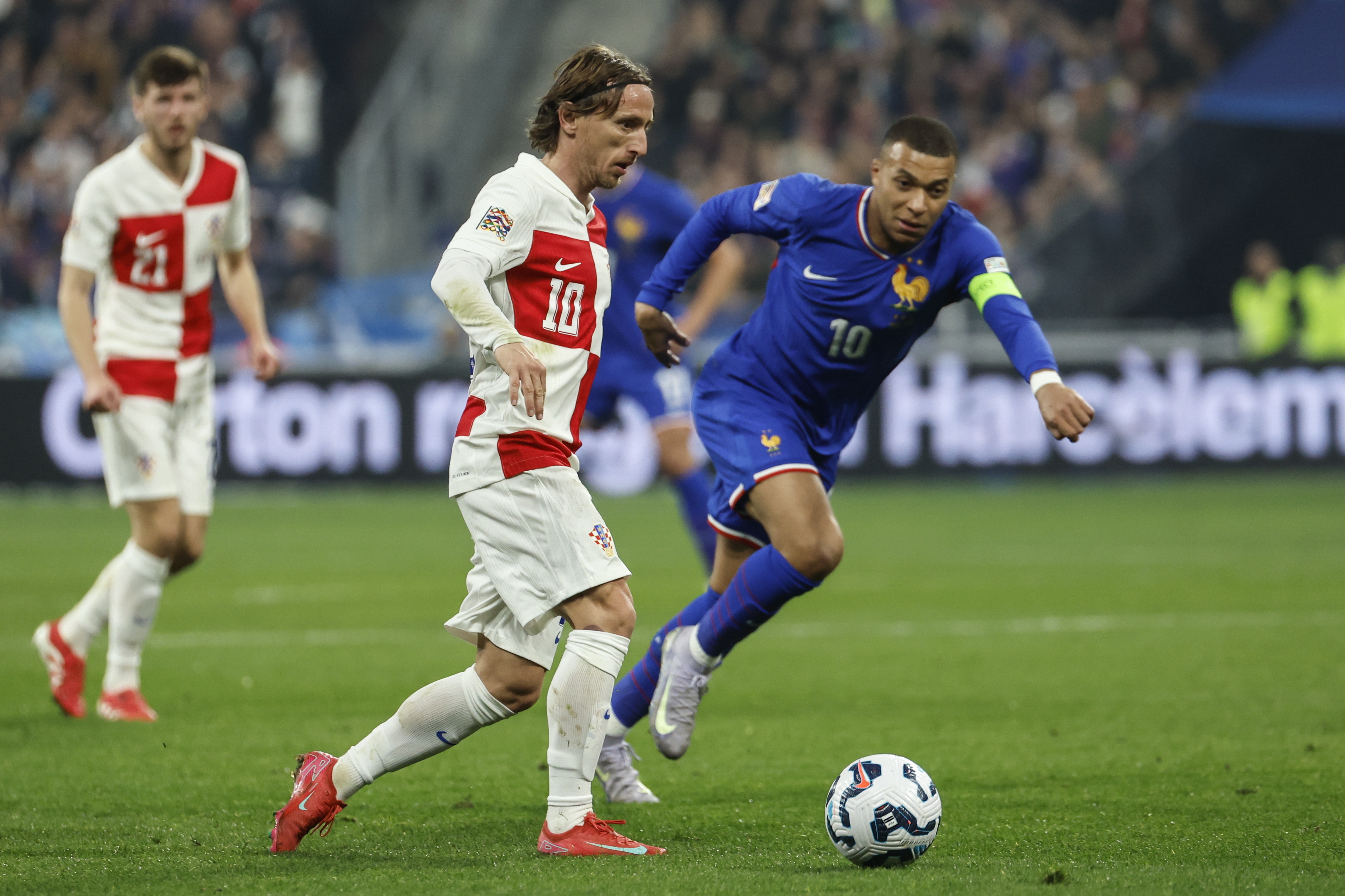 欧国联赛场上双方热衷展开激烈对抗