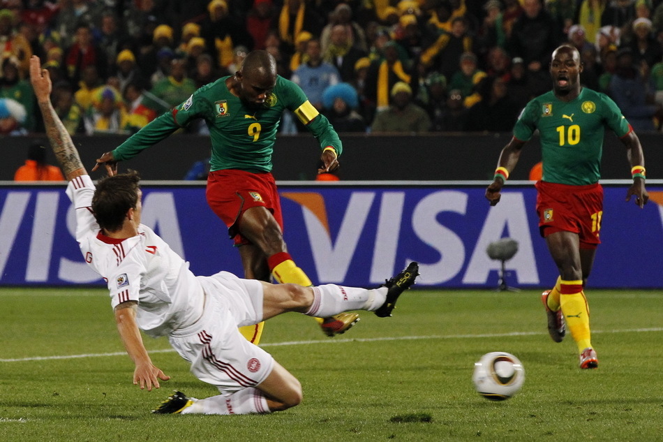 精彩回顾：较量激烈的足球比赛精彩瞬间的简单介绍