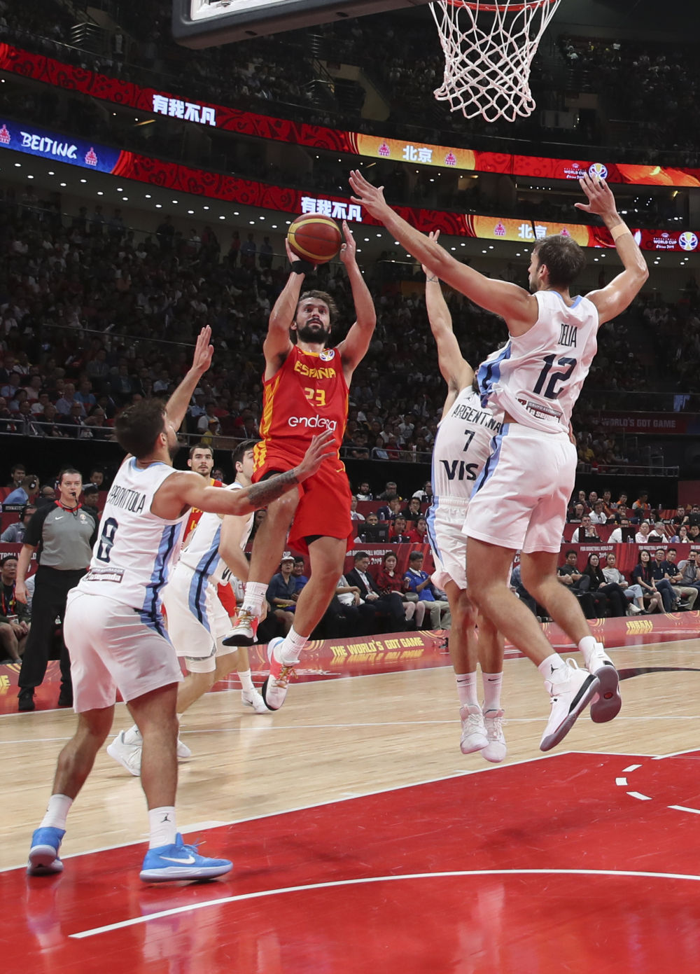 西班牙男子篮球队实力强劲，横扫对手夺冠