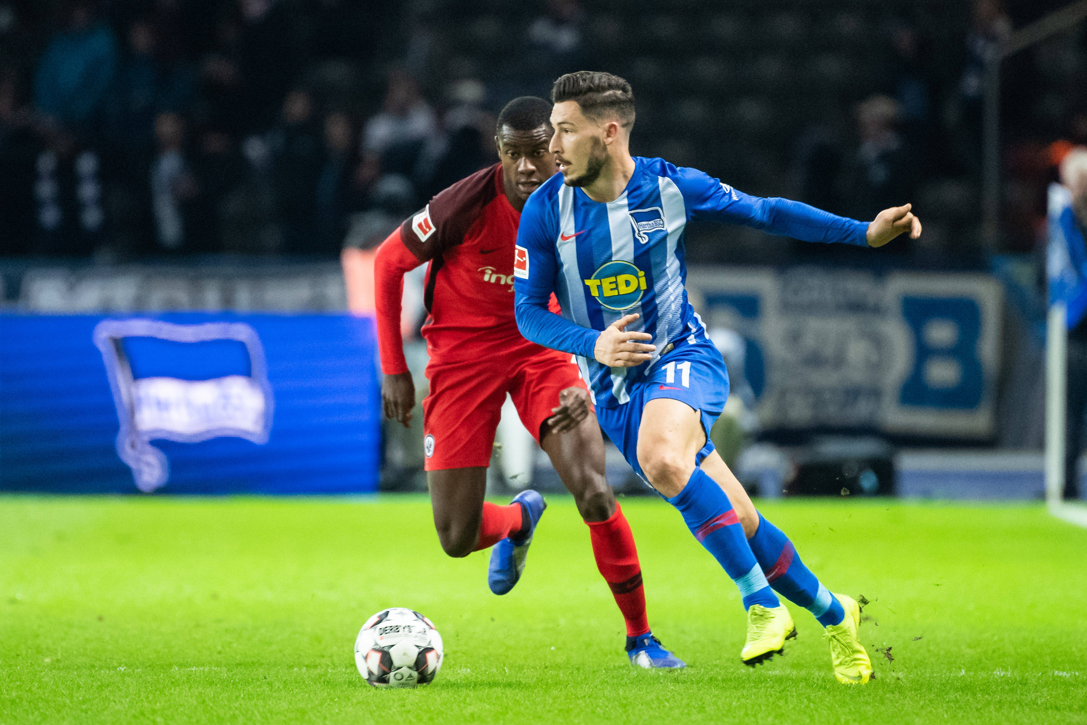 赫尔塔柏林主教练调整战术，球队露出新面貌