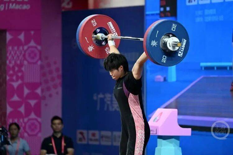 关于拼尽全力，举重名将获得宝贵银牌的信息