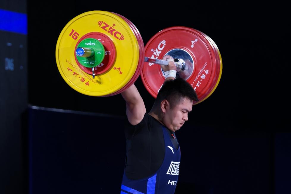 关于拼尽全力，举重名将获得宝贵银牌的信息