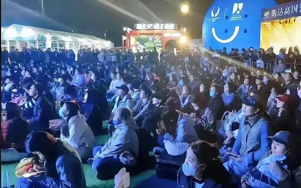 现场气氛火爆,比赛吸引大批观众 现场气氛火爆,比赛吸引大批观众