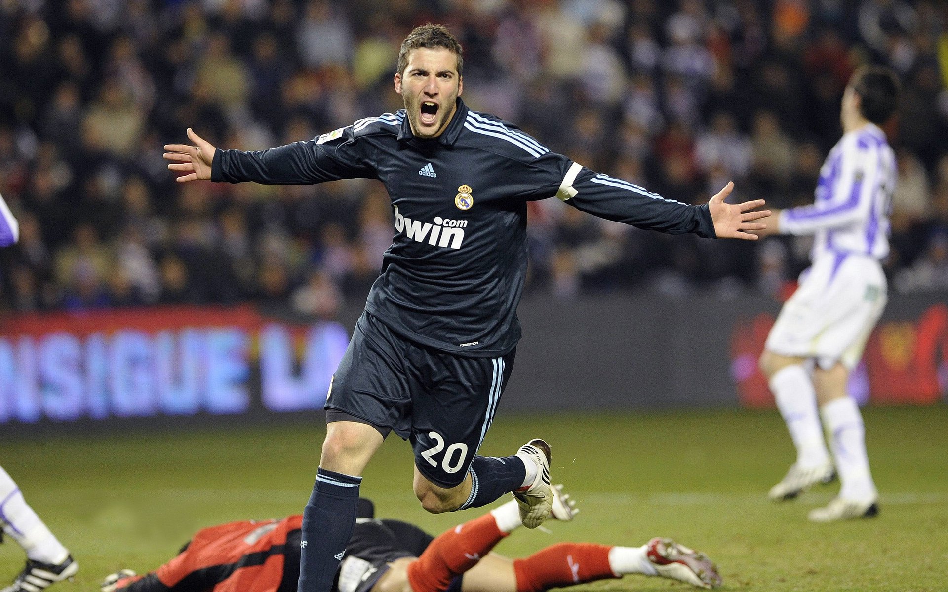 冰岛奇迹再现？马丁内利关键一击，拜仁遭遇北欧寒流